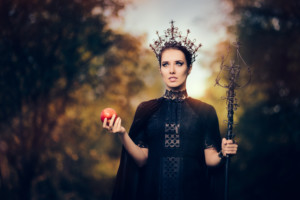Evil,queen,with,poisoned,apple,in,fantasy,portrait, ,beautiful